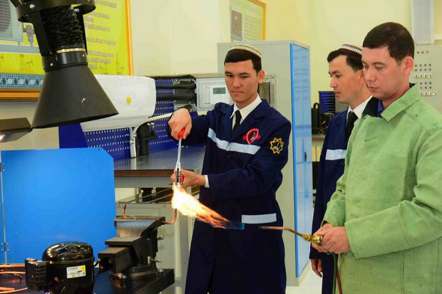 Лаборатория «Холодильные и климатические установки» в Международном университете нефти и газа в Туркменистане